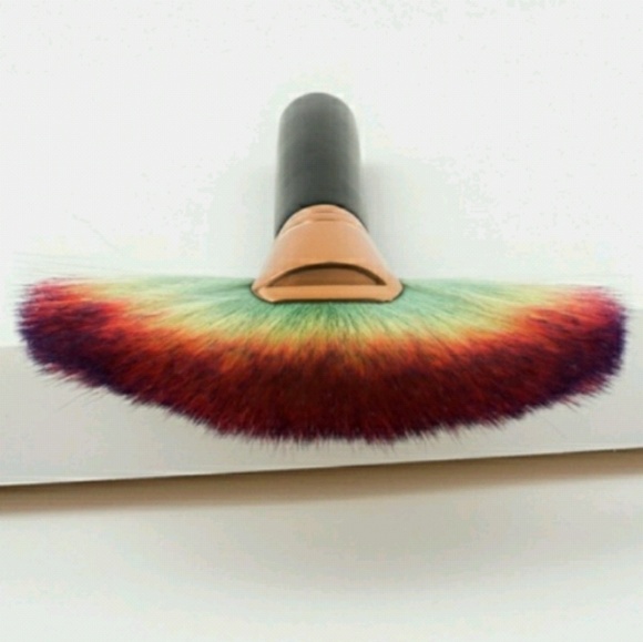 Last one 🌈Rainbow Fan Makeup Brush - Picture 3 of 4